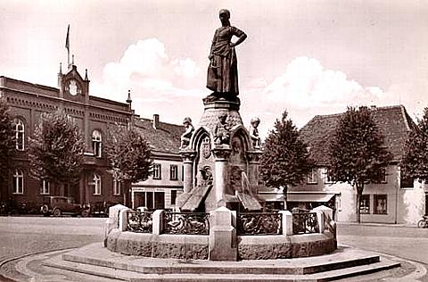 Arnswalde -- Marktplatz mit Brunnen um 1935