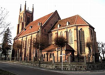 Dobiegniew -- Kirche mit Zaun