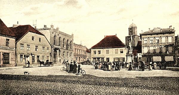 Friedeberg/Nm -- Treiben am Markt um 1900