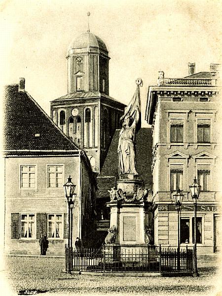 Friedeberg/Nm -- Marktplatz mit der Germania