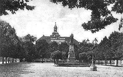B&auml;rwalde/Nm --  Rathaus und Marktplatz