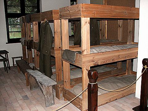 OfLag-IIC -- Rekonstruierte Lager-Bettgestelle
