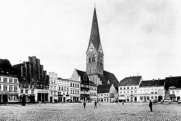 Anklam/Vorpommern -- Marktplatz mit Marienkirche