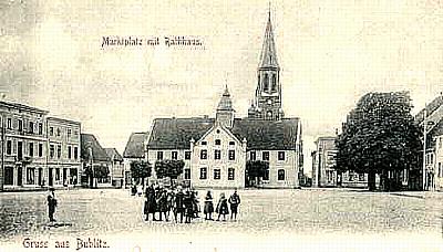 Bublitz -- Marktplatz mit Rathaus und Kirchturm