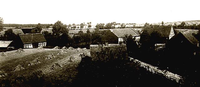 Kr&uuml;gergrund bei Woldenberg/Neumark -- H&auml;user an der Dorfstra&szlig;e um 1940