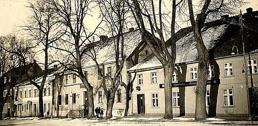 Woldenberg -- &Ouml;stliche Randbebauung am Marktplatz um 1925