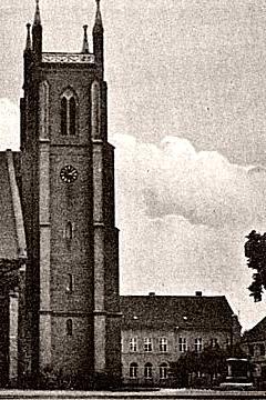 Kirchturm mit Schulhaus