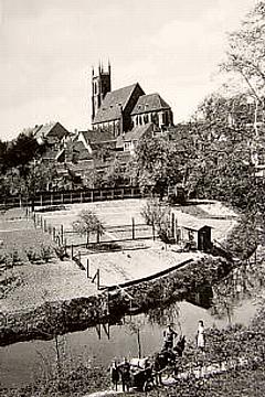 Woldenberg -- Schulg&auml;rten am Flie&szlig;